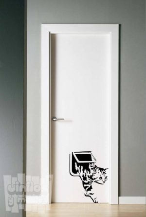 Vinilo decorativo gatito puerta.