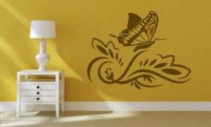 Vinilo decorativo mariposa floral.