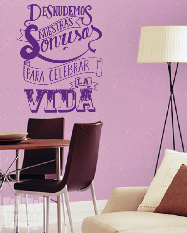 Vinilo decorativo frase: desnudemos nuestras sonrisas para celebrar la vida..