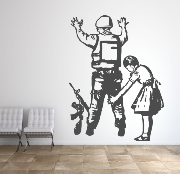 Vinilo decorativo Banksy - girl searching soldier - vinilosymas.es